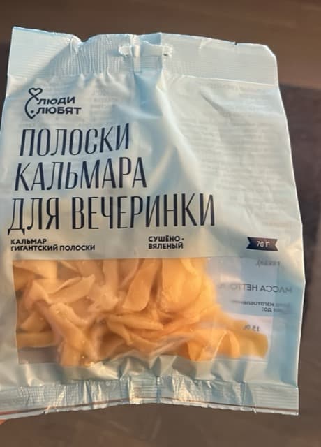 Rusça etiketli kurutulmuş kalamar şeritleri paketi
